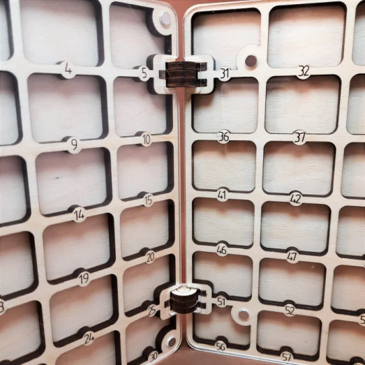 ОРГ-060166к Деревянный органайзер для бисера Книжка на 60 ячеек, с двумя акриловыми крышками внутри