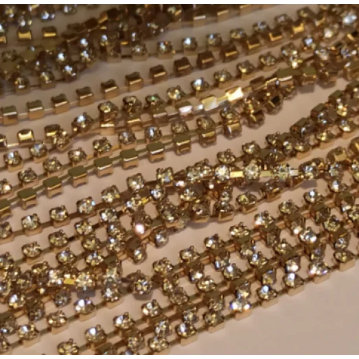 ДЭ-008 Цепочка золотых страз 