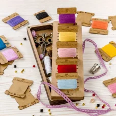 FLZB(N)-043 Шкатулка для рукоделия из фанеры - 23 бобинки. Волшебная Страна