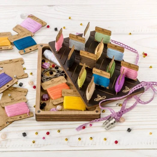 FLZB(N)-056 Шкатулка для рукоделия из фанеры - 38 бобинок. Волшебная Страна